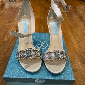 NIB Betsy Johnson Juno Champagne Open Toe Beaded Buckle Strap Heels